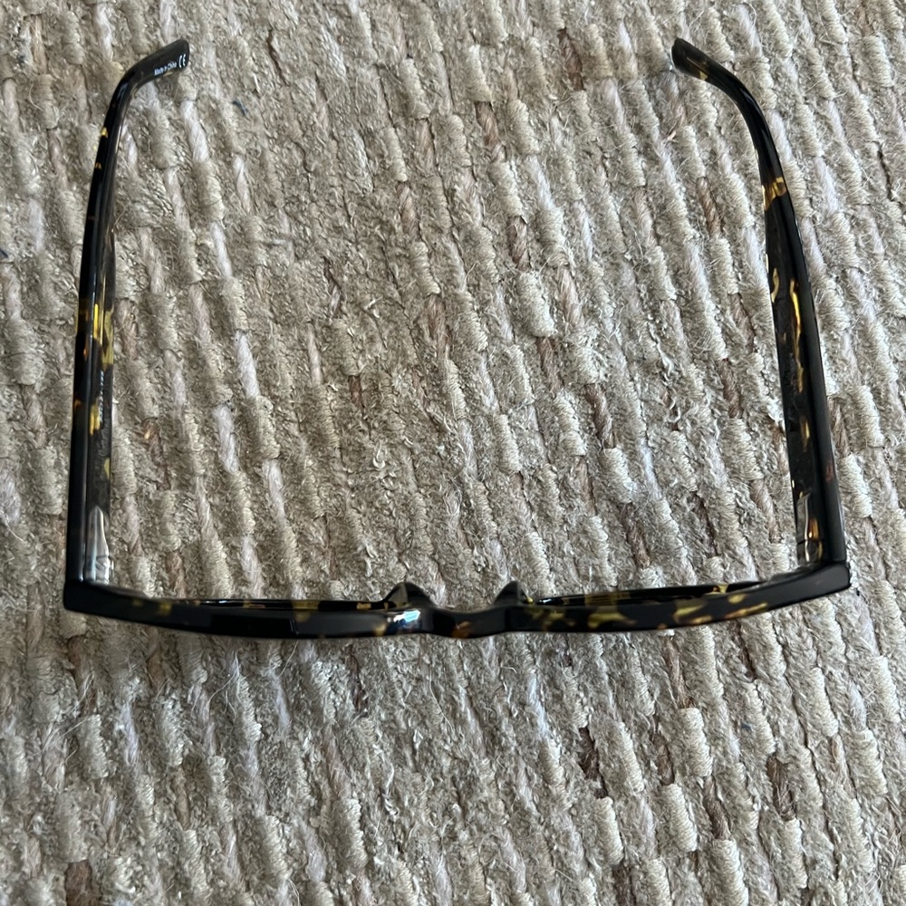 J. McLaughlin Tortoise Shell sunglasses - Picture 5 of 7